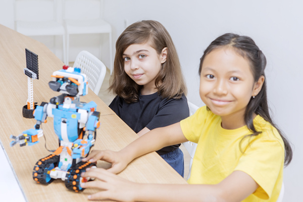 kids building lego robots